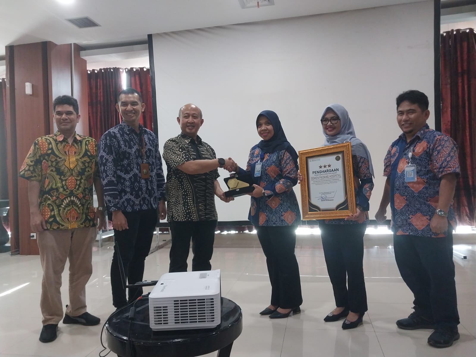 Semen Padang Hospital (SPH) menjadi rumah sakit pertama penerima bintang tiga di Sumatera Barat dari BPJS Kesehatan